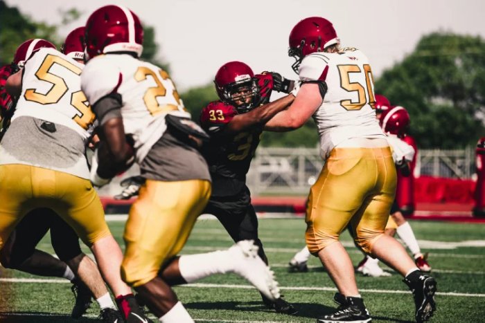 un joueur bloque au foot us