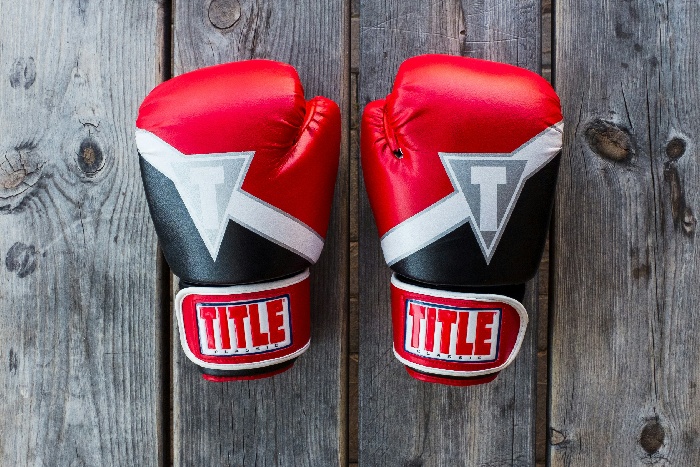 deux gants de boxe rouges et noirs