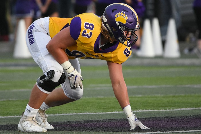 un joueur de foot us en position de défense