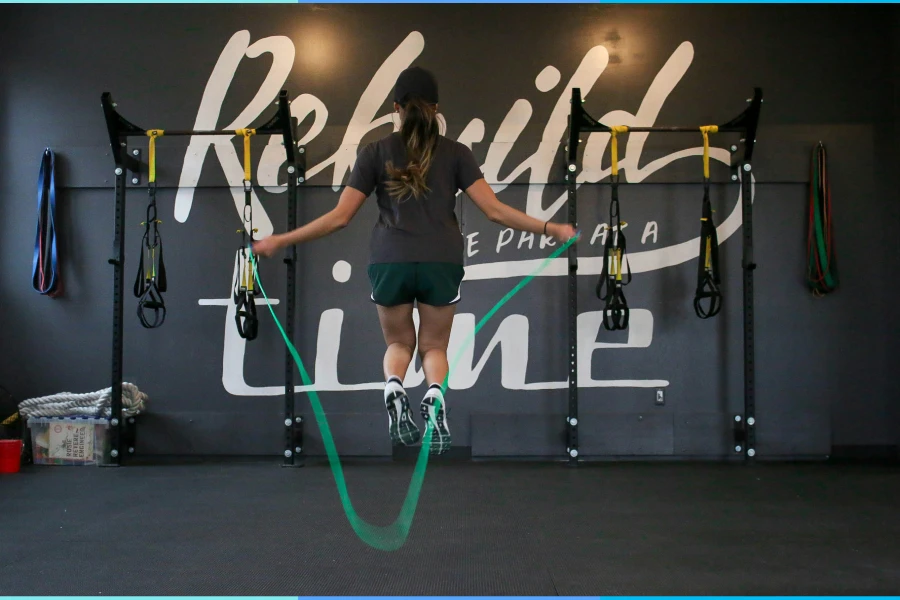 une fille qui saute à la corde à sauter dans une salle de sport