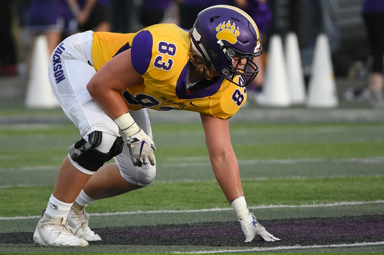 joueur jaune et violent en position d'attaque