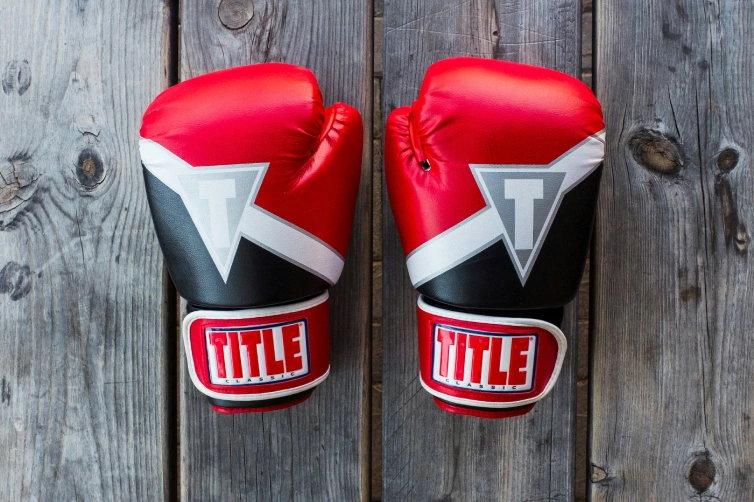 deux gants de boxes rouges et noir