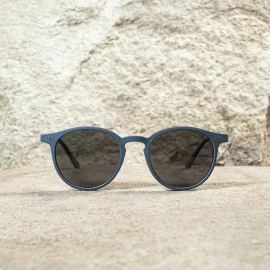 Lunettes de soleil rondes et bleues